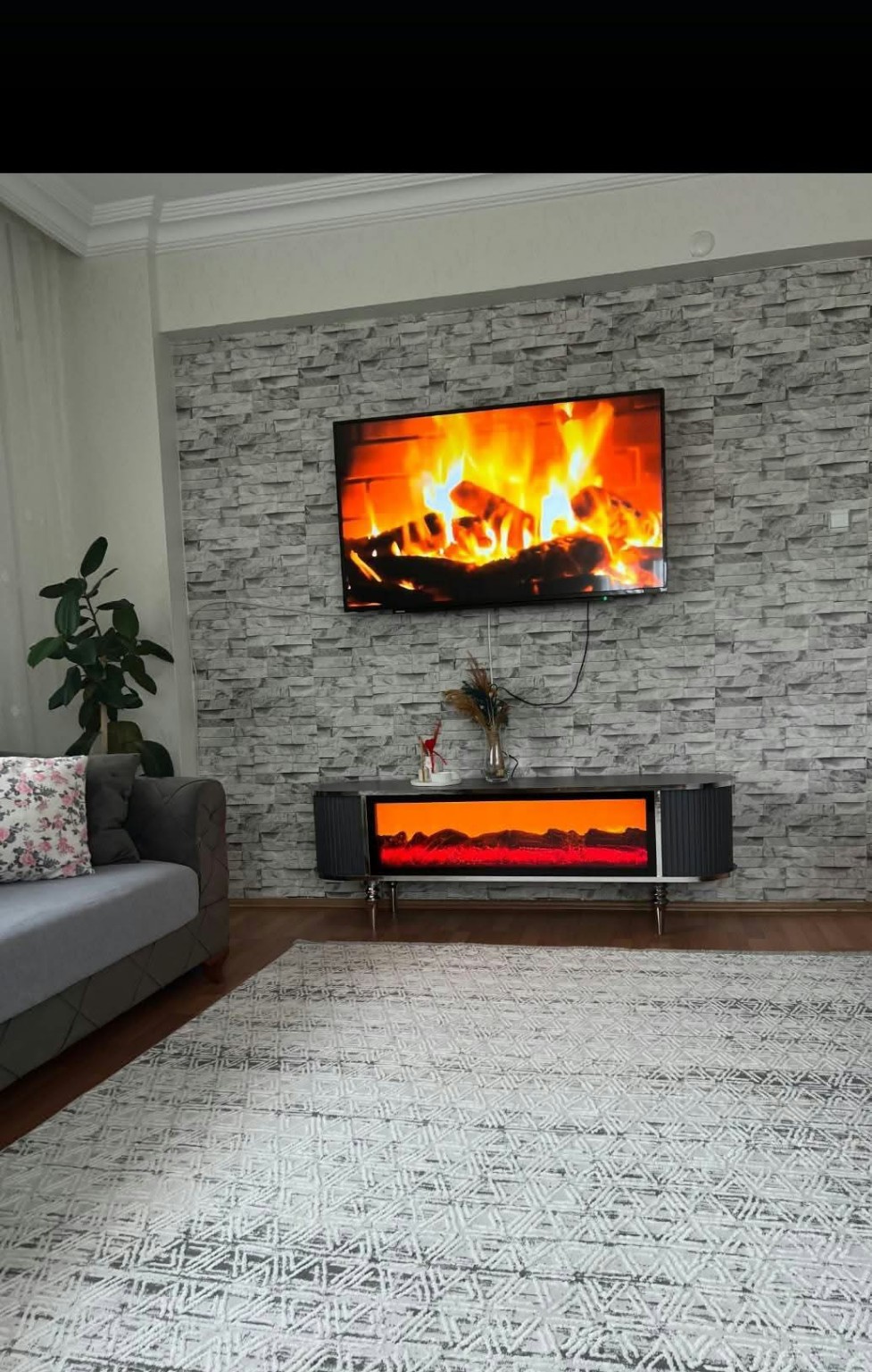 Yaşam alanında şömineli TV ünitesi